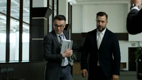 Stock Video Man Walking Through Noisy Journalist Animated Wallpaper - Free Live Wallpaper