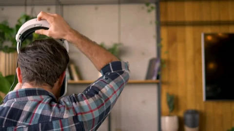 Stock Video Man Using Virtual Reality Glasse Animated Wallpaper - Free Live Wallpaper
