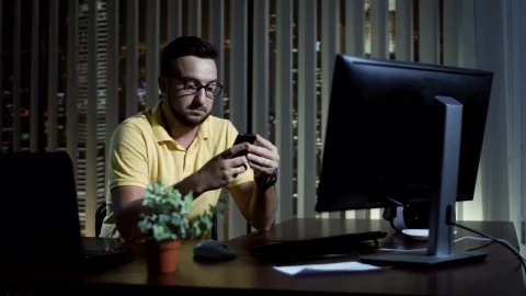 Stock Video Man Using His Phone At The Office At Nigh Animated Wallpaper - Free Live Wallpaper