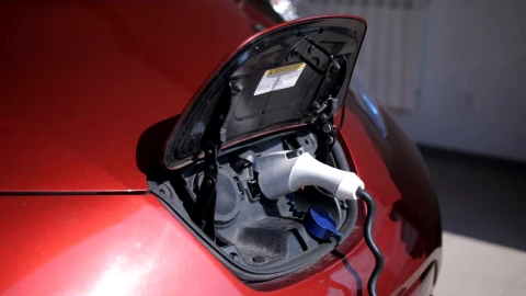 Stock Video Man Unplugging His Car From A Charging Ba Animated Wallpaper - Free Live Wallpaper