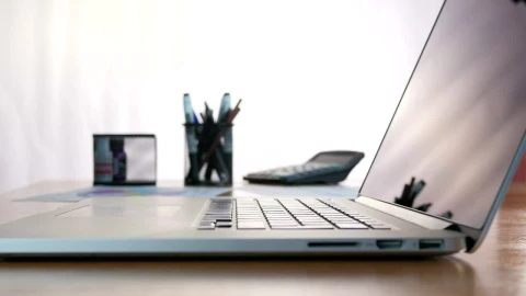 Stock Video Man Typing On A Laptop In The Des Animated Wallpaper - Free Live Wallpaper