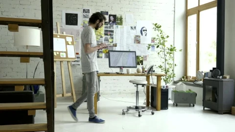 Stock Video Man Thinking In The Studi Animated Wallpaper - Free Live Wallpaper