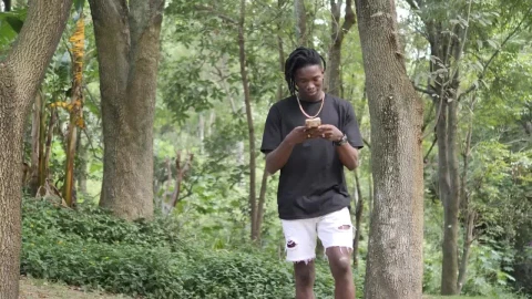 Stock Video Man Texting On Cell Phone While Walking In Par Animated Wallpaper - Free Live Wallpaper