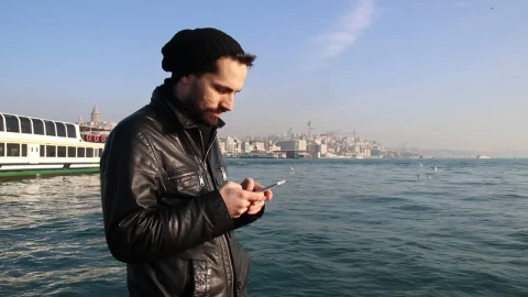 Stock Video Man Texting In The Coas Animated Wallpaper - Free Live Wallpaper