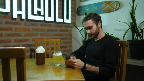 Stock Video Man Texting In A Ba Animated Wallpaper - Free Live Wallpaper