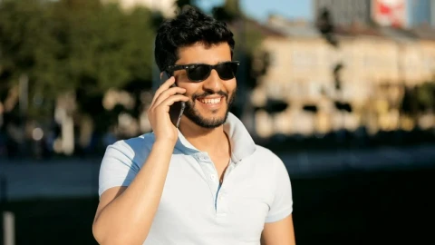 Stock Video Man Talking On Cell Phone At Downtow Animated Wallpaper - Free Live Wallpaper