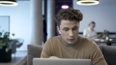 Stock Video Man Talking In A Video Conference Cal Animated Wallpaper - Free Live Wallpaper