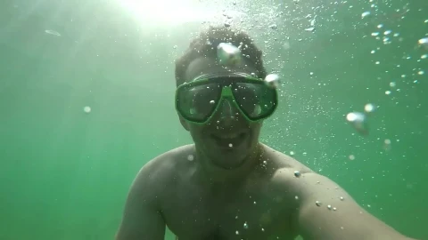 Stock Video Man Taking Selfies While Diving In The Se Animated Wallpaper - Free Live Wallpaper