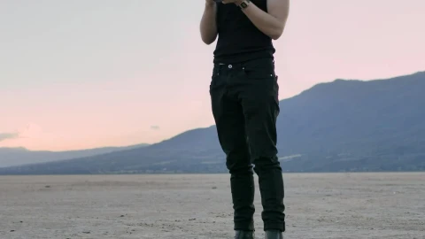 Stock Video Man Taking Photos In The Middle Of A Large Deser Animated Wallpaper - Free Live Wallpaper