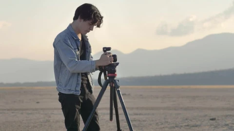 Stock Video Man Taking Photos In A Deser Animated Wallpaper - Free Live Wallpaper