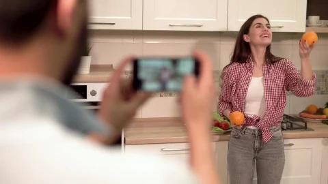 Stock Video Man Takes Social Media Photo Of Woman On Mobile I Animated Wallpaper - Free Live Wallpaper