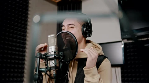Stock Video Man Singing Into A Microphone In An Audio Boot Animated Wallpaper - Free Live Wallpaper