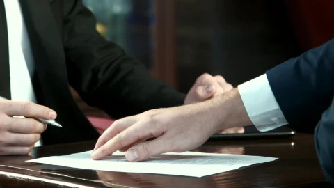 Stock Video Man Signing Off A Contract And Handshak Animated Wallpaper - Free Live Wallpaper