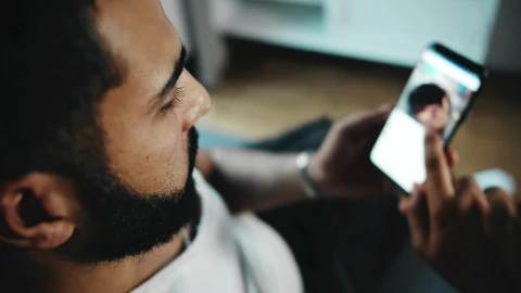 Stock Video Man Scrolling A Social Media Ap Animated Wallpaper - Free Live Wallpaper