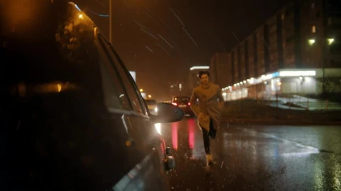 Stock Video Man Runs To Get In His Car On A Rain Animated Wallpaper - Free Live Wallpaper