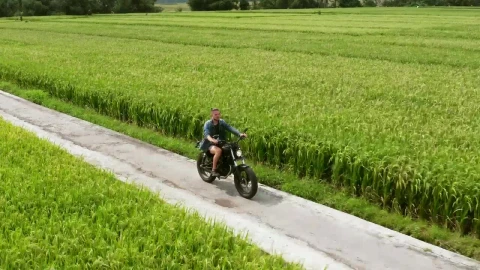 Stock Video Man Riding A Motorbike In The Countrysid Animated Wallpaper - Free Live Wallpaper