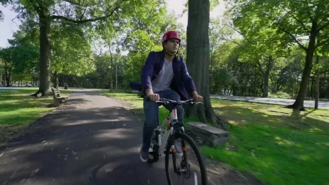 Stock Video Man Riding A Bike Through The Par Animated Wallpaper - Free Live Wallpaper