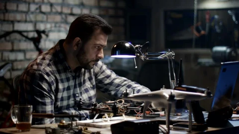 Stock Video Man Repairing A Drone In The Gorg Animated Wallpaper - Free Live Wallpaper