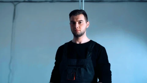 Stock Video Man Putting On Protection And Taking A Sa Animated Wallpaper - Free Live Wallpaper