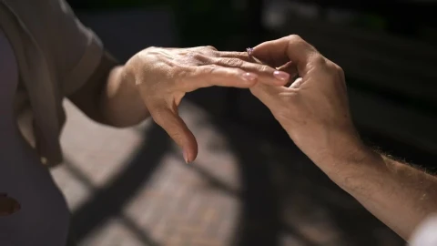 Stock Video Man Proposing To A Woma Animated Wallpaper - Free Live Wallpaper
