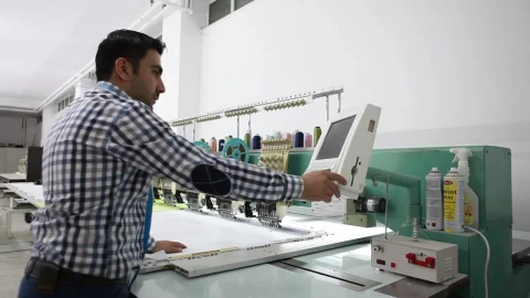 Stock Video Man Programming A Large Industrial Machin Animated Wallpaper - Free Live Wallpaper
