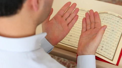 Stock Video Man Praying Before The Qura Animated Wallpaper - Free Live Wallpaper