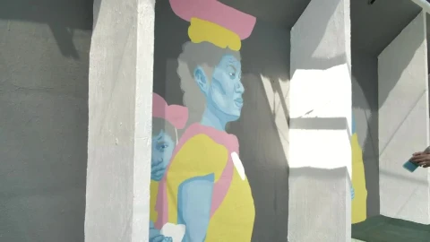 Stock Video Man Painting A Mura Animated Wallpaper - Free Live Wallpaper