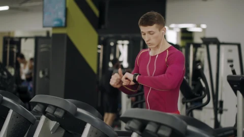 Stock Video Man On Treadmill In Gym Checks Timer On Watc Animated Wallpaper - Free Live Wallpaper