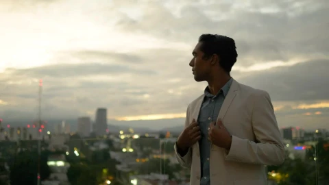 Stock Video Man On A Roofto Animated Wallpaper - Free Live Wallpaper