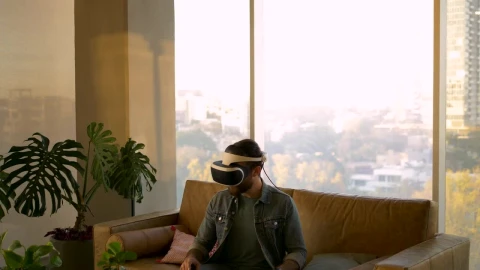 Stock Video Man Moves With Virtual Reality Glasse Animated Wallpaper - Free Live Wallpaper