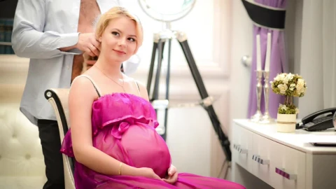 Stock Video Man Massages The Neck Of His Pregnant Wif Animated Wallpaper - Free Live Wallpaper