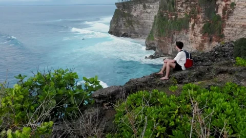 Stock Video Man Looks Over Cliff Edge To Sea On Bali Indonesi Animated Wallpaper - Free Live Wallpaper