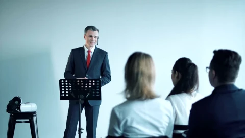 Stock Video Man Interacting With The Audience In A Conferenc Animated Wallpaper - Free Live Wallpaper