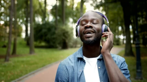 Stock Video Man Inspired By Music While On Walk In Par Animated Wallpaper - Free Live Wallpaper
