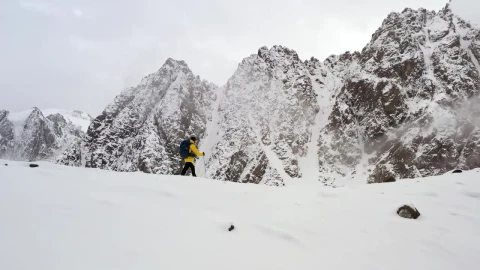Stock Video Man In Yellow Coat Climbing Ridge In Himalaya Animated Wallpaper - Free Live Wallpaper