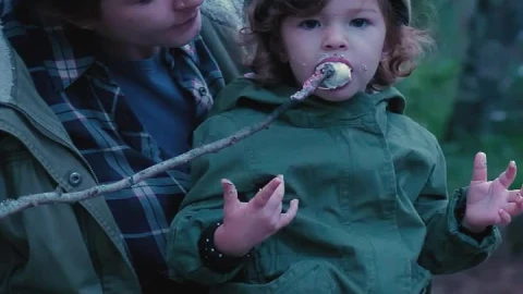 Stock Video Mother With Her Little Daughter Eating A Marshmallow In Nature Live Wallpaper - Free Live Wallpaper