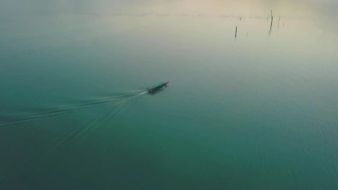 Stock Video Motorboat On A Large Lake With Turquoise Blue Waters LargeLive Wallpaper - Free Live Wallpaper