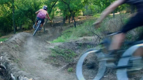 Stock Video Mountain Cyclists On The Path Live Wallpaper - Free Live Wallpaper