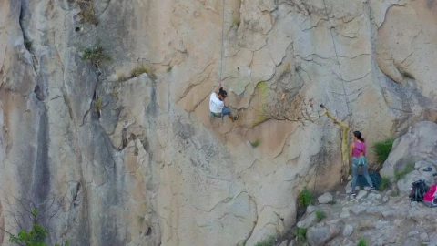 Stock Video Mountaineer Descending From A Mountain With A Rope Live Wallpaper - Free Live Wallpaper