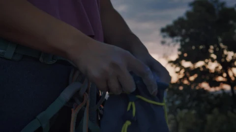 Stock Video Mountaineer Woman Putting Chalk On Her Hands Live Wallpaper - Free Live Wallpaper