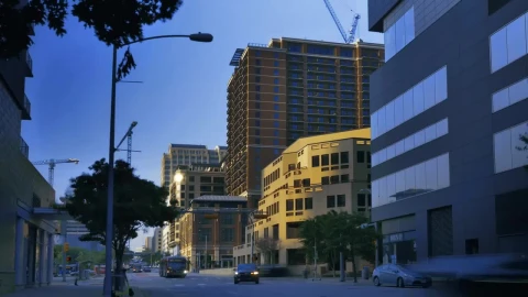 Stock Video Movement On An Avenue In A City In The Afternoon Live Wallpaper - Free Live Wallpaper