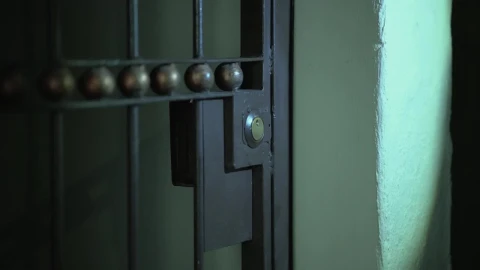 Stock Video Mugger Opening The Lock At Night Live Wallpaper - Free Live Wallpaper