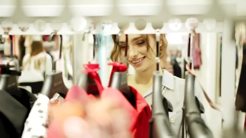 Stock Video Mujer Mirando La Ropa En El Centro Comercial Live Wallpaper - Free Live Wallpaper