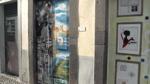Stock Video Mural Art Tour In The Street Live Wallpaper - Free Live Wallpaper