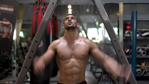 Stock Video Muscular Man Exercising In A Gym Live Wallpaper - Free Live Wallpaper