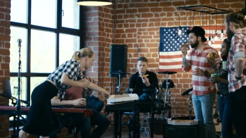 Stock Video Musicians Eating Pizza In Rehearsal Break Live Wallpaper - Free Live Wallpaper