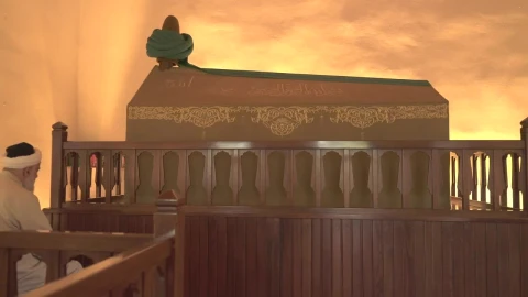 Stock Video Muslim Old Man Praying To A Coffin Live Wallpaper - Free Live Wallpaper