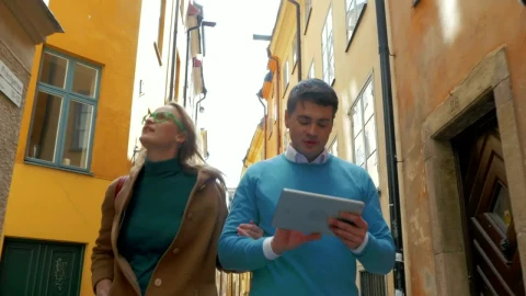 Stock Video Navigating Town Using A Tablet Live Wallpaper - Free Live Wallpaper