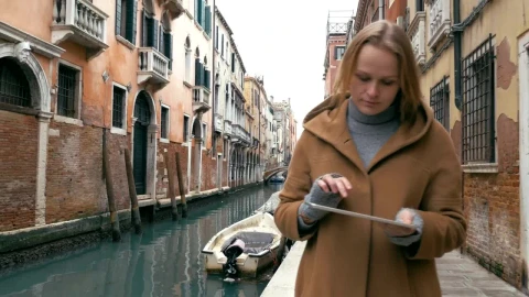 Stock Video Navigating Venice Using A Tablet Live Wallpaper - Free Live Wallpaper