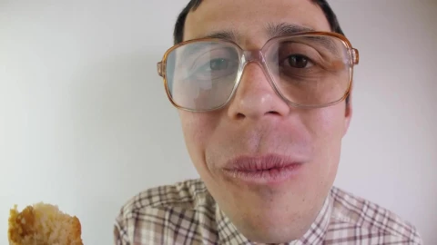 Stock Video Nerdy Man Eating Portrait Live Wallpaper - Free Live Wallpaper